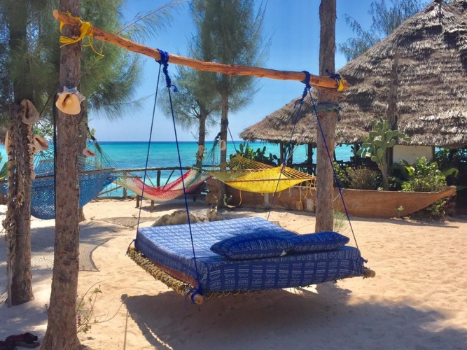 Letto dondolante in stile Zanzibar: l'area relax del tuo giardino somiglierà a un'isola del Pacifico